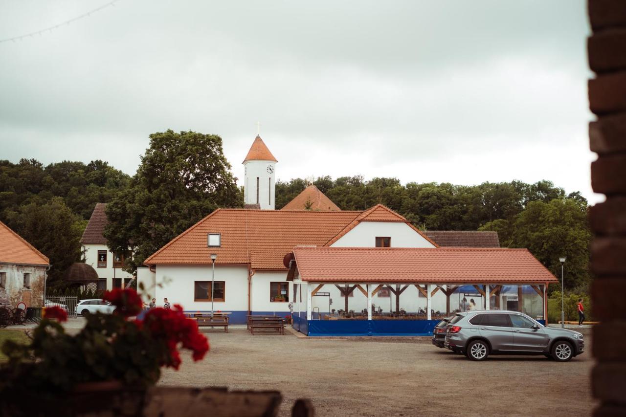 Отель Cechuv Dvur Louka  Экстерьер фото